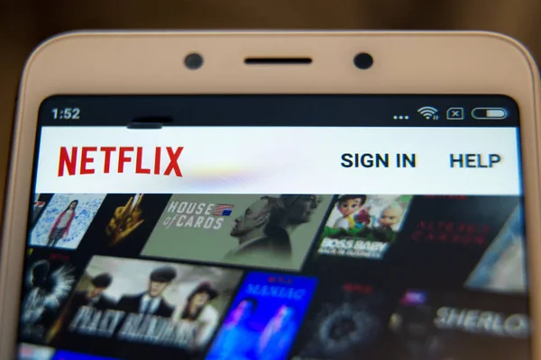 Tula, Rusia - 31 de octubre de 2018: - Aplicación de Netflix que se ejecuta en Android. Netflix es uno de los proveedores globales más populares de películas en streaming . —  Fotos de Stock