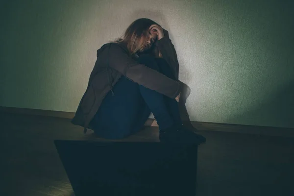 Dospívající Dívka Nadměrně Sedí Počítače Laptop Doma Obětí Šikany Online — Stock fotografie