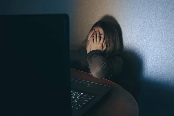 Menina adolescente excessivamente sentado no laptop do computador em casa. ele é uma vítima de bullying on-line Stalker redes sociais.Muito trabalho sonolento estressado jovem — Fotografia de Stock
