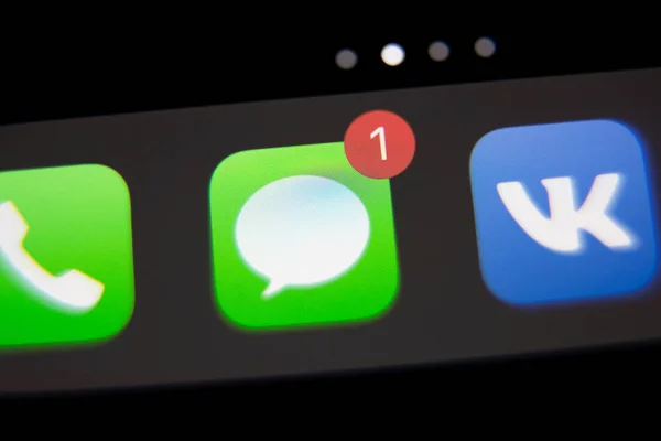 Tula, Federacja Rosyjska - 28 listopada 2018 zbliżenie zdjęcie ekranu iphone X ikoną imessage na czerwonym tle — Zdjęcie stockowe