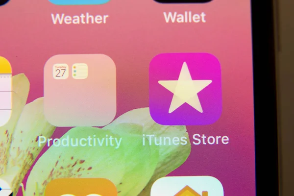 Tula, Rusia - 28 de noviembre de 2018 El logotipo de la aplicación iTunes Store se muestra en la pantalla de un iPhone — Foto de Stock