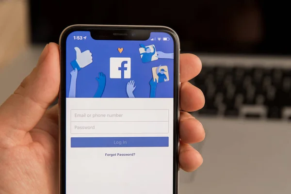 Tula, Russia - 28 November 2018: Logo aplikasi media sosial Facebook pada log-in, halaman pendaftaran pendaftaran pendaftaran pendaftaran pada layar aplikasi seluler pada perangkat pintar iPhone pada orang bisnis yang sedang bekerja — Stok Foto