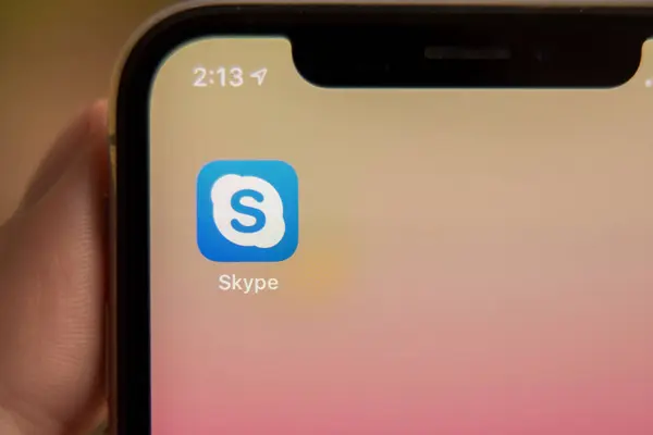 Tula, Rusia - 28 de noviembre de 2018 Manos usando un teléfono inteligente que muestra la página de registro de Skype. Skype es un software de aplicaciones de telecomunicaciones, chat de video y llamadas de voz. . — Foto de Stock