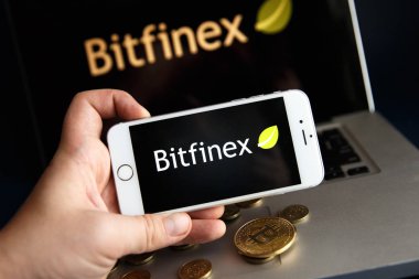 Tula, Rusya - 28 Ağustos 2018: cryptocurrencies arka planda yeşil Bitfinex Satım logolu yığını üzerinde. Cryptocurrency para altındır ve buna