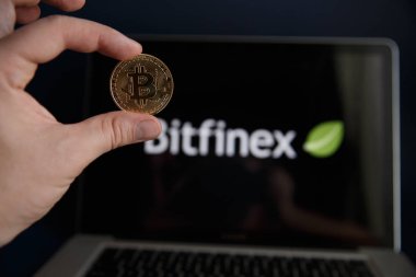 Tula, Rusya - 28 Ağustos 2018: cryptocurrencies arka planda yeşil Bitfinex Satım logolu yığını üzerinde. Cryptocurrency para altındır ve buna