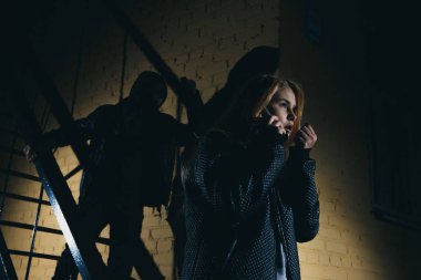 Tehlikeli adam ve genç kadın. suç kavramı, soygun kavramı