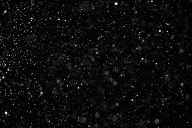 Doğru sakin kar için soldan gerçek kar taneleri düşüyor vurdun siyah arka plan üzerine, mat, geniş açı, izole, dijital kompozisyon için mükemmel