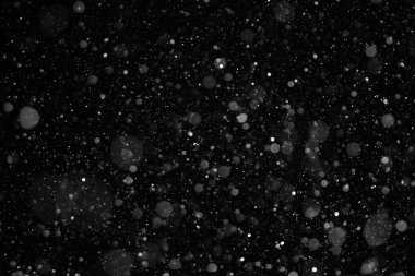 siyah bir arka plan üzerinde bir kar yağışı sırasında kar taneleri closeup arka plan dokusu