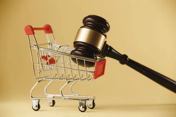 Verbraucherschutz. Hammer des Richters mit Trolley auf weißem Hintergrund. Nahaufnahme — Stockfoto
