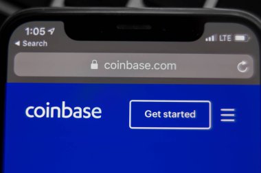 Tula, Rusya - 28 Kasım 2018: smartphone üzerinde çalışan Coinbase mobil uygulama. CoinBase ticaret platformu bir cryptocurrency olduğunu
