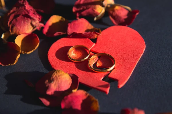 Manos de esposa, marido firmando decreto de divorcio, disolución, cancelación de matrimonio, documentos de separación legal, presentación de documentos de divorcio o acuerdo prematrimonial preparado por el abogado. Boda — Foto de Stock