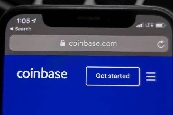 Tula, Rusia - 28 de noviembre de 2018: Coinbase aplicación móvil que se ejecuta en el teléfono inteligente. Coinbase es una plataforma de comercio de criptomonedas — Foto de Stock