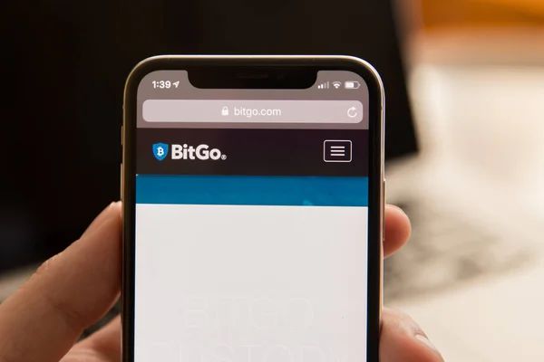 Tula, Rusia - 28 Agustus 2018: Situs BitGo yang ditampilkan pada layar smartphone . — Stok Foto