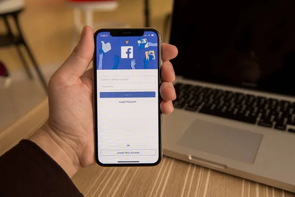 Tula, Russia - 28 November 2018: Logo aplikasi media sosial Facebook pada log-in, halaman pendaftaran pendaftaran pendaftaran pendaftaran pada layar aplikasi seluler pada perangkat pintar iPhone pada orang bisnis yang sedang bekerja — Stok Foto