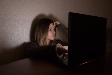 Internet siber zorbalık acı genç kız korkmuş ve cyberbullying depresif. Umutsuzluk kız humilated sınıf arkadaşı tarafından Internet üzerinde görüntü. Belgili tanımlık laptop önünde ağlıyor genç Genç kız