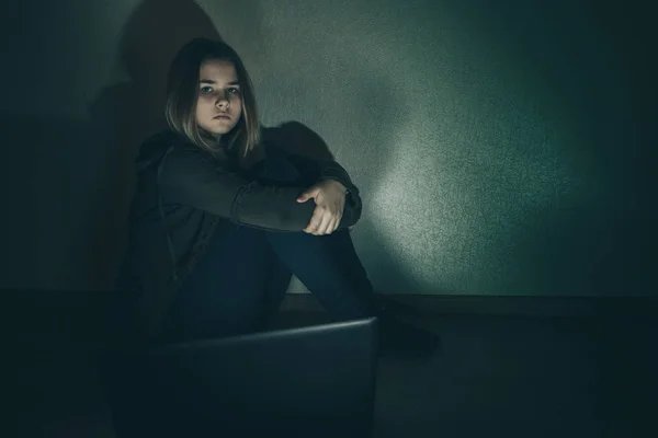 Teenager-Mädchen, die unter Cybermobbing im Internet leiden, haben Angst und sind depressiv. Bild eines verzweifelten Mädchens, das von einer Klassenkameradin im Internet gedemütigt wurde. junges Teenager-Mädchen weint vor dem Laptop — Stockfoto