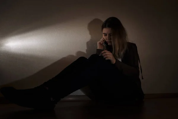 Tonåring flicka lidande internet mobbning rädd och deprimerad cybermobbning. Bild av förtvivlan flicka humilated på internet av klasskamrat. Ung tonårsflicka som gråter framför den bärbara datorn — Stockfoto