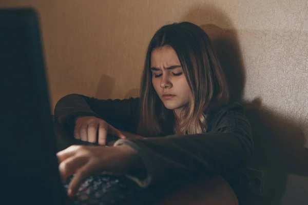 Internet siber zorbalık acı genç kız korkmuş ve cyberbullying depresif. Umutsuzluk kız humilated sınıf arkadaşı tarafından Internet üzerinde görüntü. Belgili tanımlık laptop önünde ağlıyor genç Genç kız — Stok fotoğraf