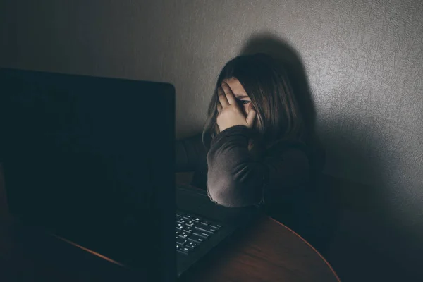 Teenager-Mädchen, die unter Cybermobbing im Internet leiden, haben Angst und sind depressiv. Bild eines verzweifelten Mädchens, das von einer Klassenkameradin im Internet gedemütigt wurde. junges Teenager-Mädchen weint vor dem Laptop — Stockfoto