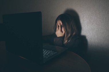 Internet siber zorbalık acı genç kız korkmuş ve cyberbullying depresif. Umutsuzluk kız humilated sınıf arkadaşı tarafından Internet üzerinde görüntü. Belgili tanımlık laptop önünde ağlıyor genç Genç kız