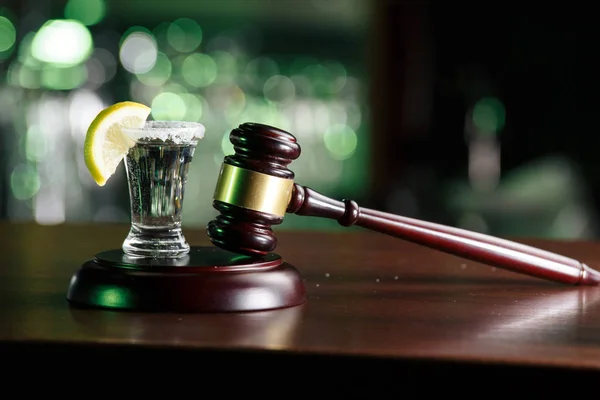 Konceptet för drink driving.judge hammare, citron glas och tequila. Inte dricker alkohol och göra — Stockfoto