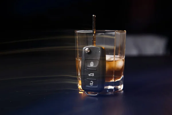 음료와 술된은 인간으로 이야기 하는 차 열쇠의 자른 이미지를 드라이브 — 스톡 사진
