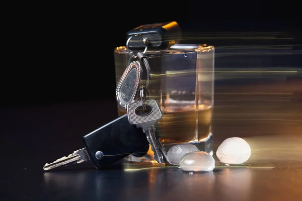 Не пить и ездить Обрезанный образ пьяного человека говорящего ключи от машины — стоковое фото