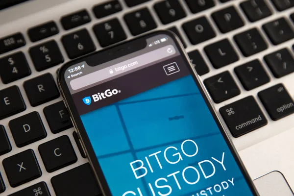 Tula, russland - 28. august 2018: bitgo website angezeigt auf smartphone-bildschirm. — Stockfoto