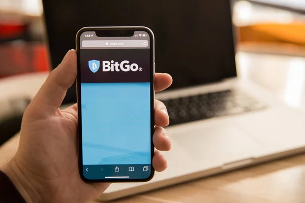 Tula, Rusko - 28 srpna 2018: Bitgo webové stránky zobrazené na obrazovce chytrého telefonu. — Stock fotografie