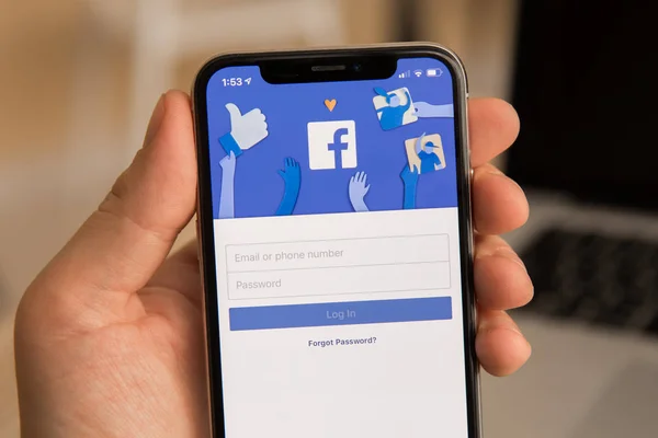 Tula, Rusia - 28 de noviembre de 2018: logotipo de la aplicación de redes sociales de Facebook en el inicio de sesión, página de registro en la pantalla de la aplicación móvil en dispositivos inteligentes iPhone en personas de negocios mano en el trabajo — Foto de Stock