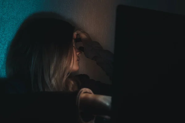 Chica adolescente que sufre acoso cibernético en Internet asustado y deprimido cyberbullying. Imagen de chica desesperada humilde en internet por su compañera de clase. Joven adolescente llorando delante de la computadora portátil — Foto de Stock