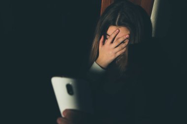 Aşırı telefon vasıl evde oturan bir genç kız. online zorbalık Stalker sosyal ağlar - görüntü kurbanı olduğunu