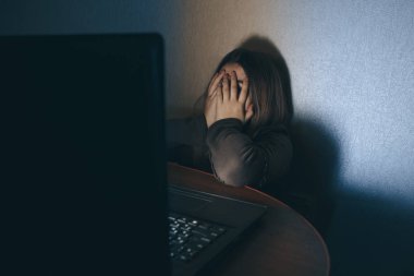 Internet siber zorbalık acı genç kız korkmuş ve cyberbullying depresif. Umutsuzluk kız humilated sınıf arkadaşı tarafından Internet üzerinde görüntü. Belgili tanımlık laptop önünde ağlıyor genç Genç kız