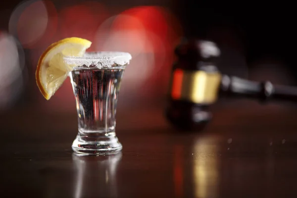 음주 운전의 개념입니다. 나무 테이블에 법률 망치, 알코올 및 자동차 키, — 스톡 사진