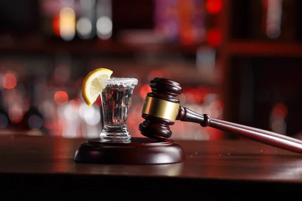 Алкогольные напитки и судебный молоток - понятие вождения — стоковое фото