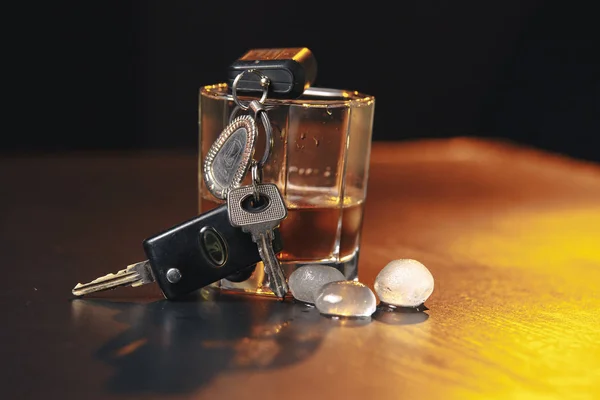 Не пить и ездить Обрезанный образ пьяного человека говорящего ключи от машины — стоковое фото