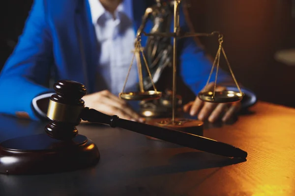 Justiça e direito concept.Male advogado no escritório com escala de latão na mesa de madeira , — Fotografia de Stock