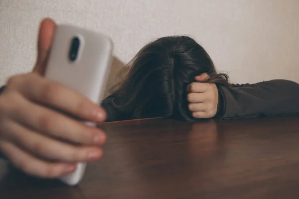 Aşırı Telefon Vasıl Evde Oturan Bir Genç Kız Online Zorbalık — Stok fotoğraf