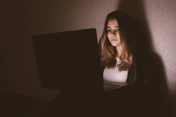 Tinédzser lány internet cyber zsarnokoskodik ijedt és depressziós cyberbullying. Kép a kétségbeesés lány humilated interneten osztálytársa. Fiatal tizenéves lány sír előtt a laptop — Stock Fotó