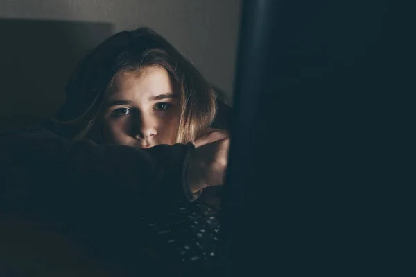Chica adolescente que sufre acoso cibernético en Internet asustado y deprimido cyberbullying. Imagen de chica desesperada humilde en internet por su compañera de clase. Joven adolescente llorando delante de la computadora portátil — Foto de Stock