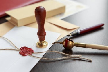 Vasiyetnamede ve son arzusunda halka açık kalem ve damga yok. Noter kamu araçları