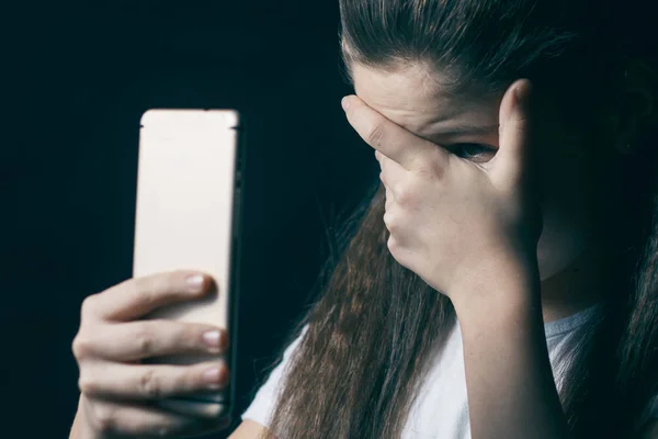 Fiatal szomorú sebezhető lány félek, és kétségbeesett szenvedés online visszaélés cyberbullying Krupt mobiltelefon használata — Stock Fotó