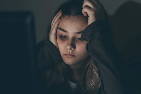 Tinédzser lány internet cyber zsarnokoskodik ijedt és depressziós cyberbullying. Kép a kétségbeesés lány humilated interneten osztálytársa. Fiatal tizenéves lány sír előtt a laptop — Stock Fotó