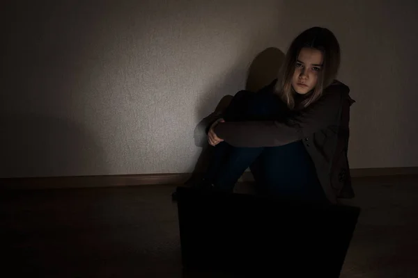 Εφήβου κοριτσιού που πάσχει internet cyber bullying διαδικτυακή παρενόχληση φοβισμένη και κατάθλιψη. Η εικόνα της απελπισίας κορίτσι humilated στο διαδίκτυο από συμμαθητή. Μικρά εφηβική κοπέλα που κλαίει μπροστά από το laptop — Φωτογραφία Αρχείου