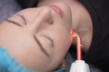 Elektrik darsonval yüz masajı yordamı salonu alma