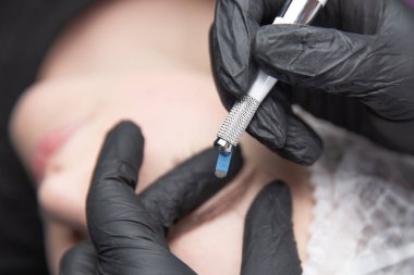 Kalıcı makyaj kaşları için. Microblading kaş. Şevval özçelik güzellik kadın yüzü için kaş dövme yapıyor. Güzel genç kız bir güzellik