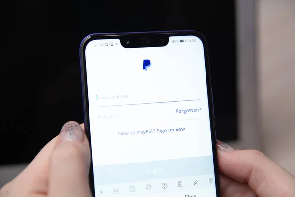 Tula, Rusia - 28 de noviembre de 2018: logotipo de Paypal en la pantalla del teléfono inteligente . —  Fotos de Stock