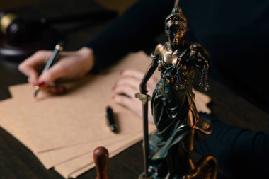 Sözleşme kağıtları ve tahta tokmak ile donatmak mahkeme salonunda çalışan avukat. Adalet ve hukuk, avukat, mahkeme hakimi,