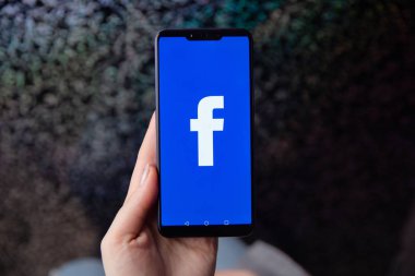 Tula, Rusya - 28 Kasım 2018: Facebook sosyal medya app logo iş kişi elinde akıllı cihazlar ekranda hareket eden app kütük-içinde kayıt kayıt sayfasında