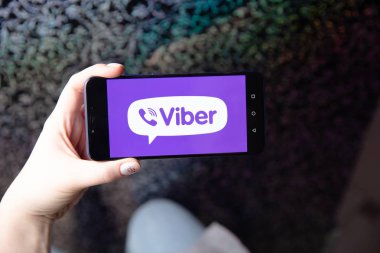 Tula, Rusya Federasyonu - 28 Kasım 2018:Man Viber app ekranda görüntüler beyaz bir akıllı telefon tutar. Viber bir çapraz platform anlık mesajlaşma ve sesli olduğunu over IP